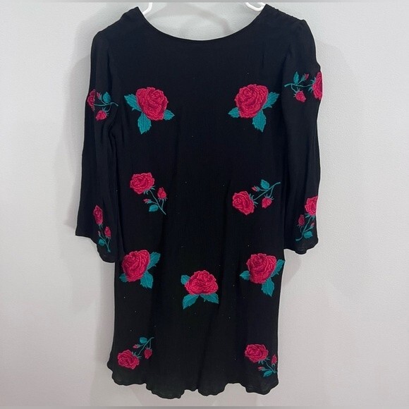 Altar’d State black and red roses floral vneck shift dress size small - Picture 7 of 10
